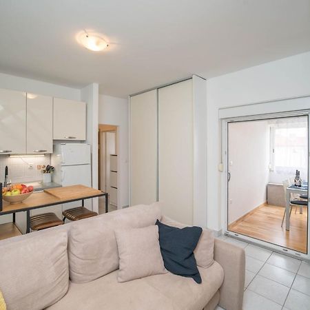 Cozy Apartment Close To The Beach And City Centre Umag Extérieur photo